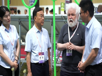 光生萬物 一機(jī)絕塵丨天意科技智能光伏清潔機(jī)器人亮相SNEC 2025